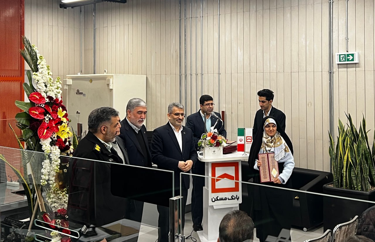 تقدیر از مهندس اکرم برومند مدیرعامل شرکت عصر نانو در مراسم افتتاحیه شعبه ابوطالب